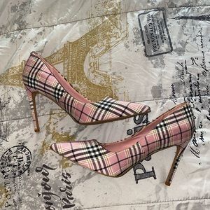 Wide foot plaid pumps